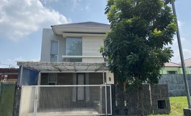 Rumah modern minimalis di royal Resident Surabaya