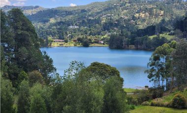 Venta de lote en Juanito Laguna. Espectacular vista al lago.