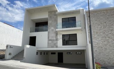 Casa en venta con amplio sótano y 4 recámaras en Lomas de Juriquilla