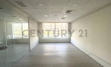 SE ARRIENDA OF RECIÉN REMODELADA EN VITACURA