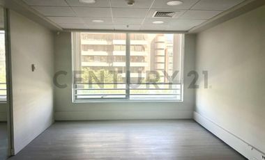 SE ARRIENDA OF RECIÉN REMODELADA EN VITACURA