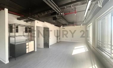 SE ARRIENDA OF RECIÉN REMODELADA EN VITACURA