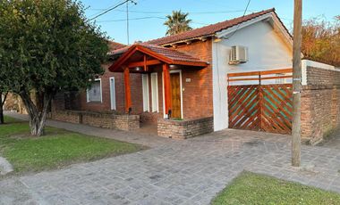 Casa en venta - 2 Dormitorios 1 Baño - Cochera - 294Mts2 - Villa Elisa, La Plata