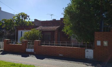 CASA DE 2 DORMITORIOS CON AMPLIO FONDO LIBRE