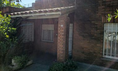 CASA DE 2 DORMITORIOS CON AMPLIO FONDO LIBRE