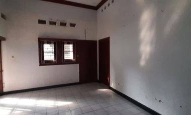 Rmh di sewakan di Jl. Trunojoyo Surabaya