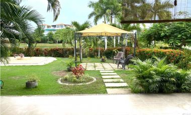 En Cartagena Vendo en Laguna club d tres alcobas amplio jardín