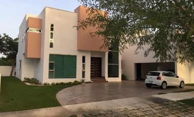 Residencia en renta ubicada en Privada Xpokin, Yucatán Country Club