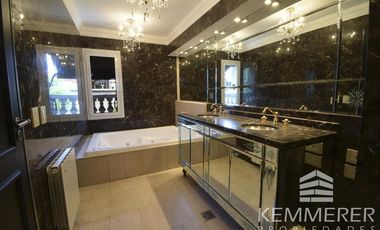 **** VENTA / ALQUILER Casa en  BARRIO PARQUE*****
