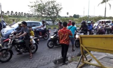 DIJUAL / DI SEWAKAN Ruko 2 lantai GKB Gresik jalan kembar 0 jalan