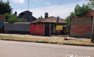 Chalet con locales en esquina de Ingeniero Allan, Florencio Varela