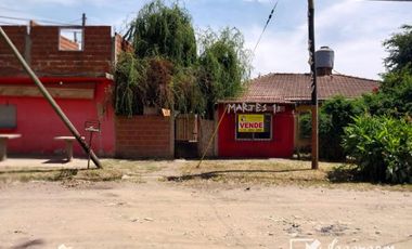 Chalet con locales en esquina de Ingeniero Allan, Florencio Varela