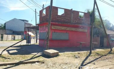 Chalet con locales en esquina de Ingeniero Allan, Florencio Varela