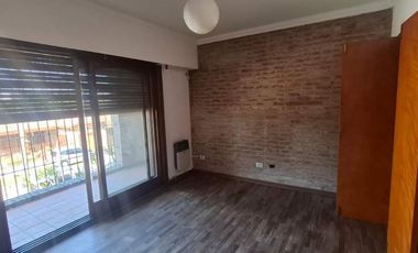 ALQUILER - CASA EN PRIMER PISO AL FRENTE | 2 DORMITORIOS | TERRAZA Y BALCON