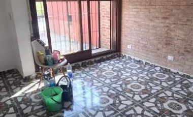 ALQUILER - CASA EN PRIMER PISO AL FRENTE | 2 DORMITORIOS | TERRAZA Y BALCON