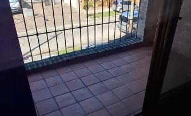 ALQUILER - CASA EN PRIMER PISO AL FRENTE | 2 DORMITORIOS | TERRAZA Y BALCON