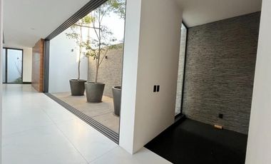 Casa con doble altura, jardin interior, cocina de ultralujo, paneles solares, gr