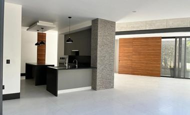 Casa con doble altura, jardin interior, cocina de ultralujo, paneles solares, gr