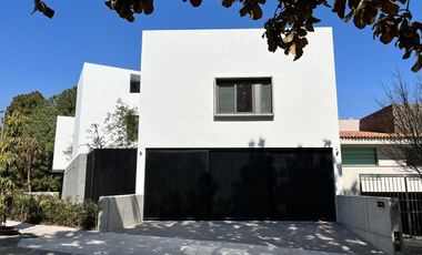 Casa con doble altura, jardin interior, cocina de ultralujo, paneles solares, gr