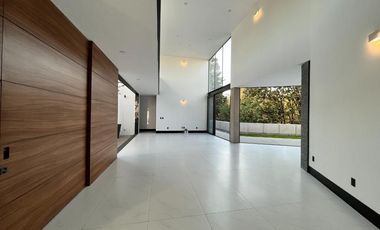 Casa con doble altura, jardin interior, cocina de ultralujo, paneles solares, gr