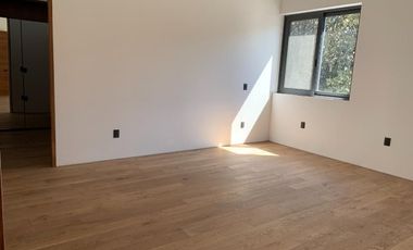 Casa con doble altura, jardin interior, cocina de ultralujo, paneles solares, gr