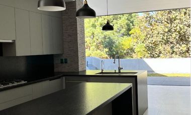 Casa con doble altura, jardin interior, cocina de ultralujo, paneles solares, gr