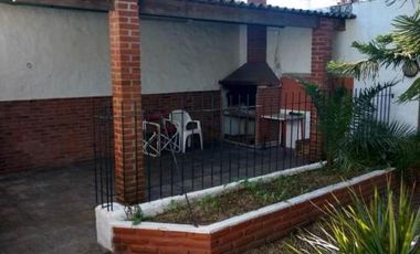 CASA TIPO CHALET 3 AMB. AMPLIOS CON PARQUE QUINCHO Y PILETA
