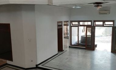 RUMAH Jl Bali, Area Komersial, cocok untuk usaha