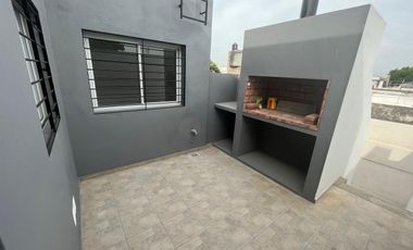 Venta PH de dos dormitorios con patio y parrillero, 73 m2. Rosario, Barrio Matheu