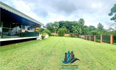 VENDO AMPLIA CASA A SOLO 2 MINUTOS DE LA INTERAMERICANA