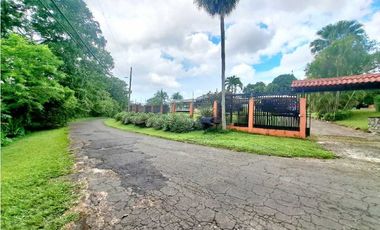 VENDO AMPLIA CASA A SOLO 2 MINUTOS DE LA INTERAMERICANA