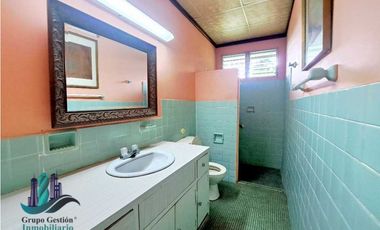 VENDO AMPLIA CASA A SOLO 2 MINUTOS DE LA INTERAMERICANA