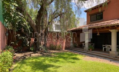 Casa en Venta en Jurica, estilo mexicano en privada con vigilancia, de 2 plantas