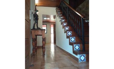 ALQUILO CASA EN CERRO AZUL CON 2 NIVELES Y 2500 MTS2 DE TERRENO