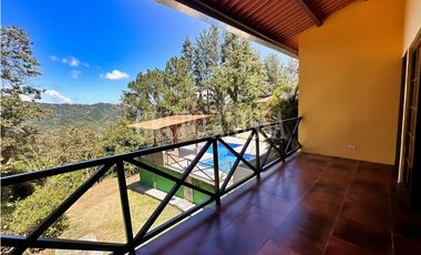 Se Vende Moderna Casa con Vistas y Piscina En Altos del Maria