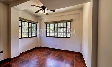 Se Vende Moderna Casa con Vistas y Piscina En Altos del Maria