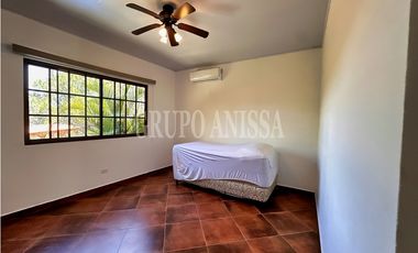 Se Vende Moderna Casa con Vistas y Piscina En Altos del Maria