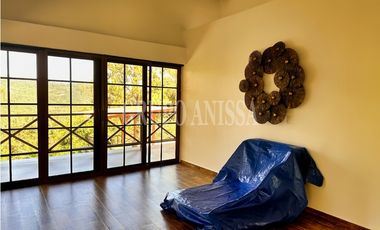 Se Vende Moderna Casa con Vistas y Piscina En Altos del Maria