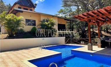 Se Vende Moderna Casa con Vistas y Piscina En Altos del Maria