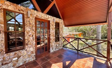 Se Vende Moderna Casa con Vistas y Piscina En Altos del Maria