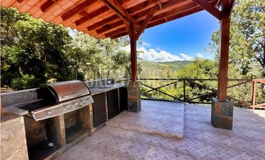 Se Vende Moderna Casa con Vistas y Piscina En Altos del Maria