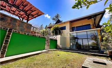 Se Vende Moderna Casa con Vistas y Piscina En Altos del Maria