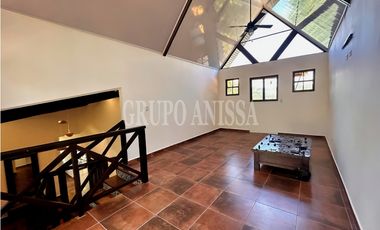 Se Vende Moderna Casa con Vistas y Piscina En Altos del Maria