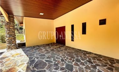 Se Vende Moderna Casa con Vistas y Piscina En Altos del Maria