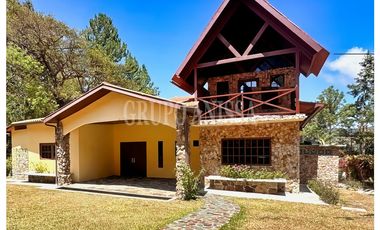 Se Vende Moderna Casa con Vistas y Piscina En Altos del Maria