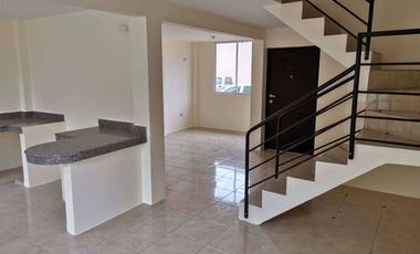 Casa esquinera de venta en la Urbanización Durán City, 3 dormitorios.