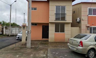 Casa esquinera de venta en la Urbanización Durán City, 3 dormitorios.