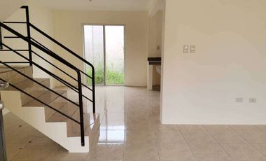 Casa esquinera de venta en la Urbanización Durán City, 3 dormitorios.