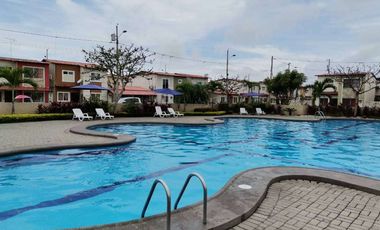 Casa esquinera de venta en la Urbanización Durán City, 3 dormitorios.
