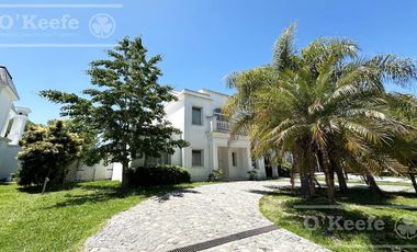 Casa en venta de estilo Moderno de cinco ambientes en  Abril Club de Campo - Apto Credito